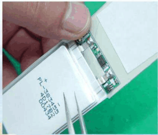 避免用鑷子之類的利器接觸電芯表面,防止刺破電芯包裝而造成漏液。 避免用鑷子之類的利器接觸電芯表面,防止刺破電芯包裝而造成漏液。