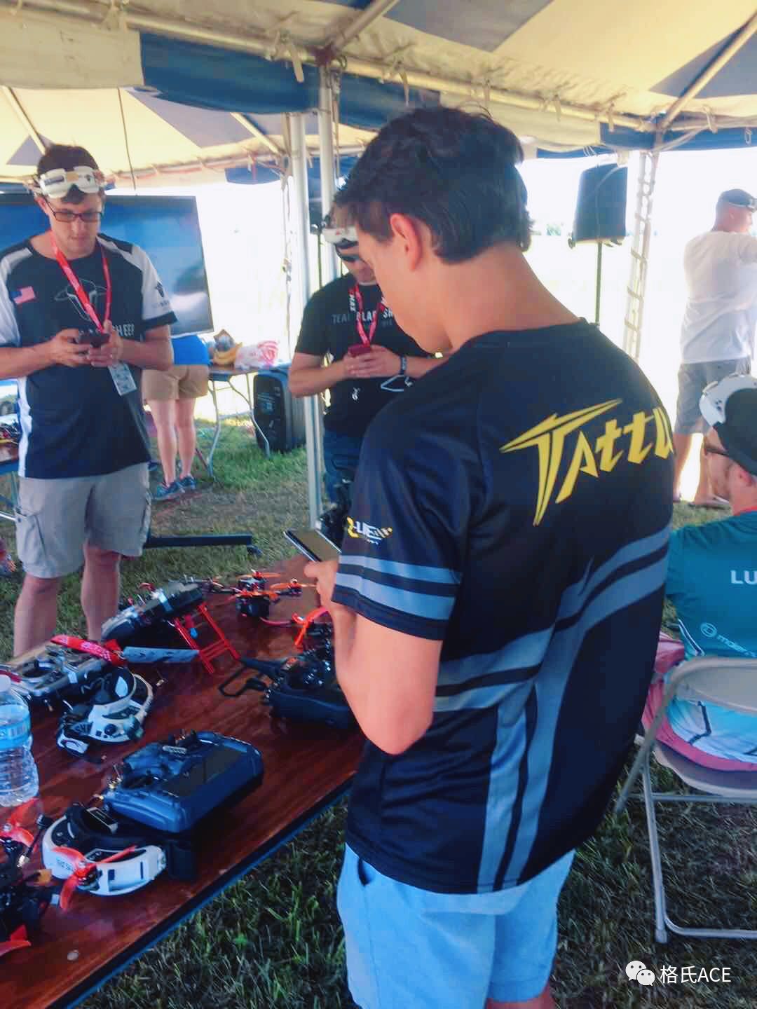 無人機比賽選手調試無人機 無人機比賽選手調試無人機