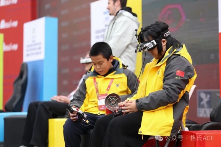 左張丹維、右羅一萌 左張丹維、右羅一萌